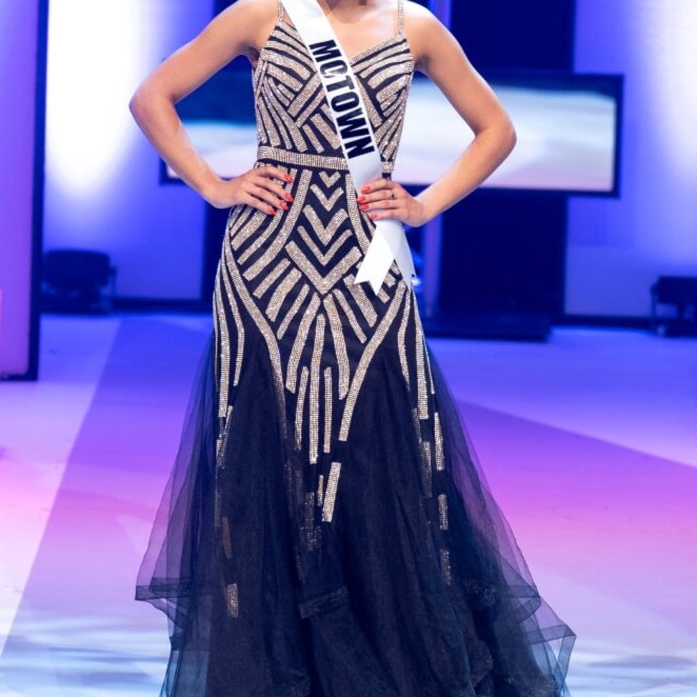 👑 Beautiful Gown 👑 - Picture 2 of 2